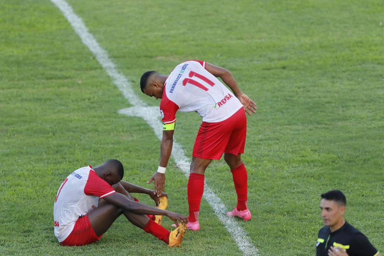 El capitán de la Real Sociedad, Rony Martínez, consoló a sus compañeros tras la derrota que los deja en el sexto lugar de la tabla de posiciones del Torneo Apertura 2023 con 18 puntos.