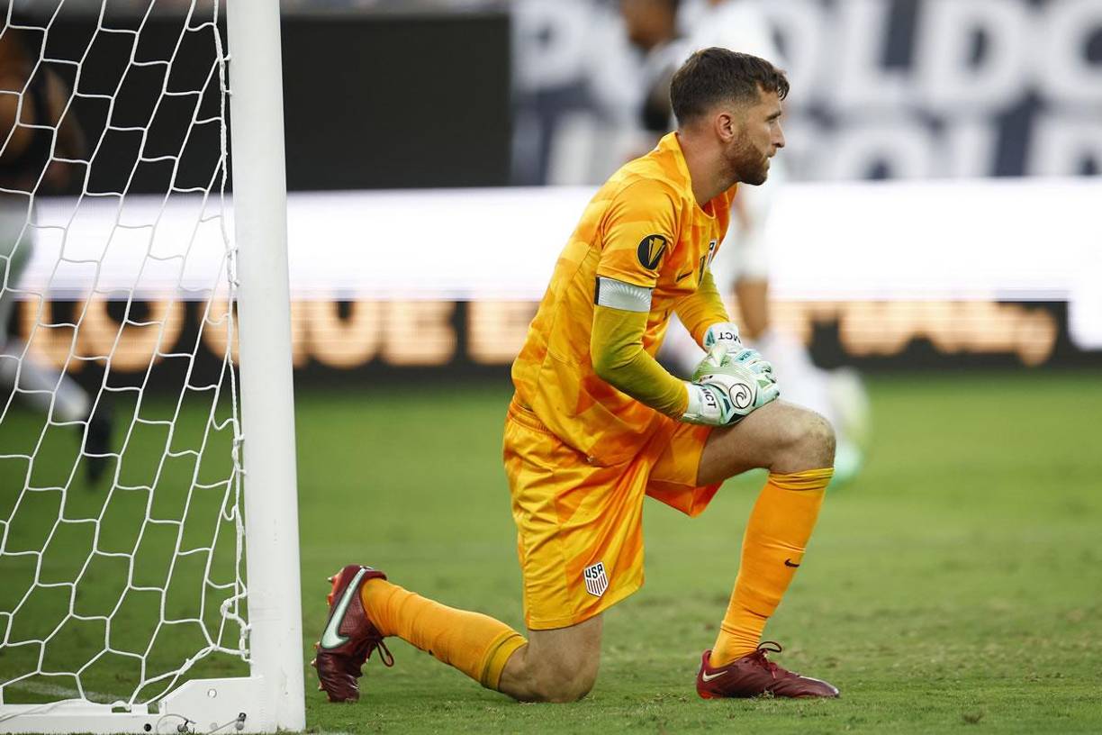 El portero estadounidense Matt Turner se lamenta tras el penal de Adalberto Carrasquilla que dejó a Estados Unidos sin final.