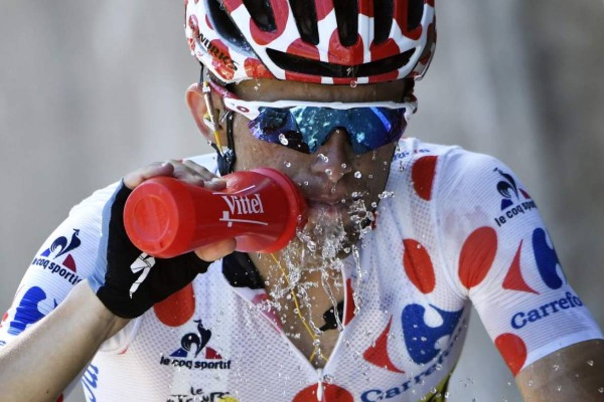 CICLISMO. A hidratarse. El polaco Rafal Majka se hidrata durante la etapa de 184.5 km de la edición 103 del Tour de Francia entre Berna y Finhaut-Emosson. Foto: AFP/Jeff Pachoud
