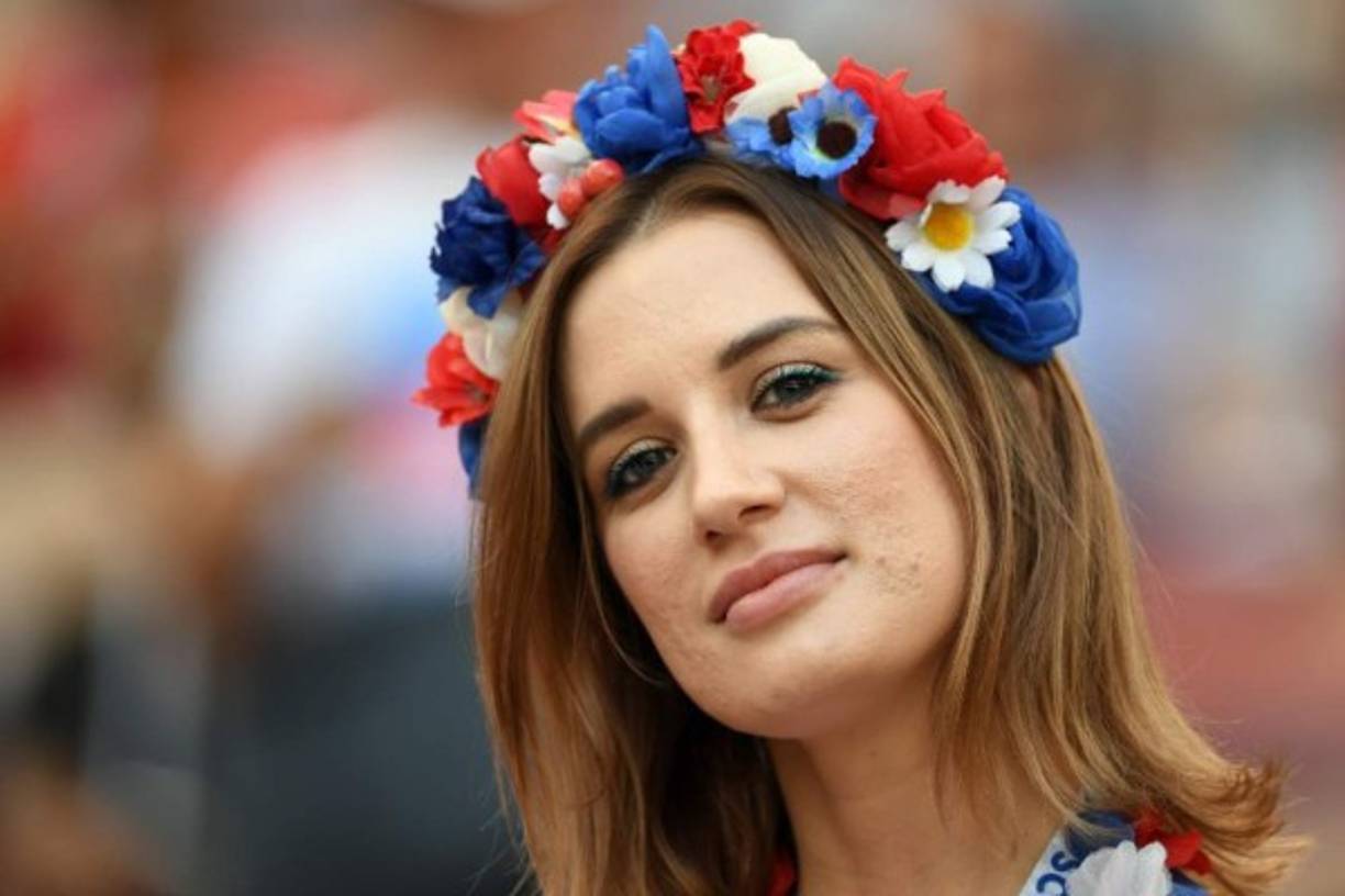 Una rusa posa para los lentes mundiales.