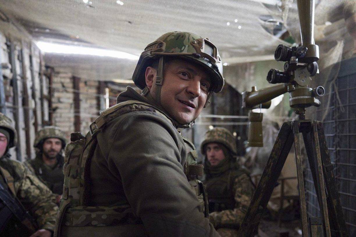 El 20 de mayo de 2019, Zelenski fue investido presidente tras ganar con el 73,22 por ciento de los votos al nacionista Petró Poroshenko en la cita electoral de abril anterior. En aquel momento, su primer anuncio fue la disolución de la Rada -la Asamblea nacional- y convocó elecciones legislativas anticipadas para julio de ese año, que ganó su partido también.