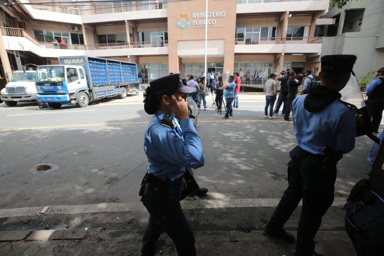 La Policía estaba en el Ministerio Público para evitar incidentes de violencia.
