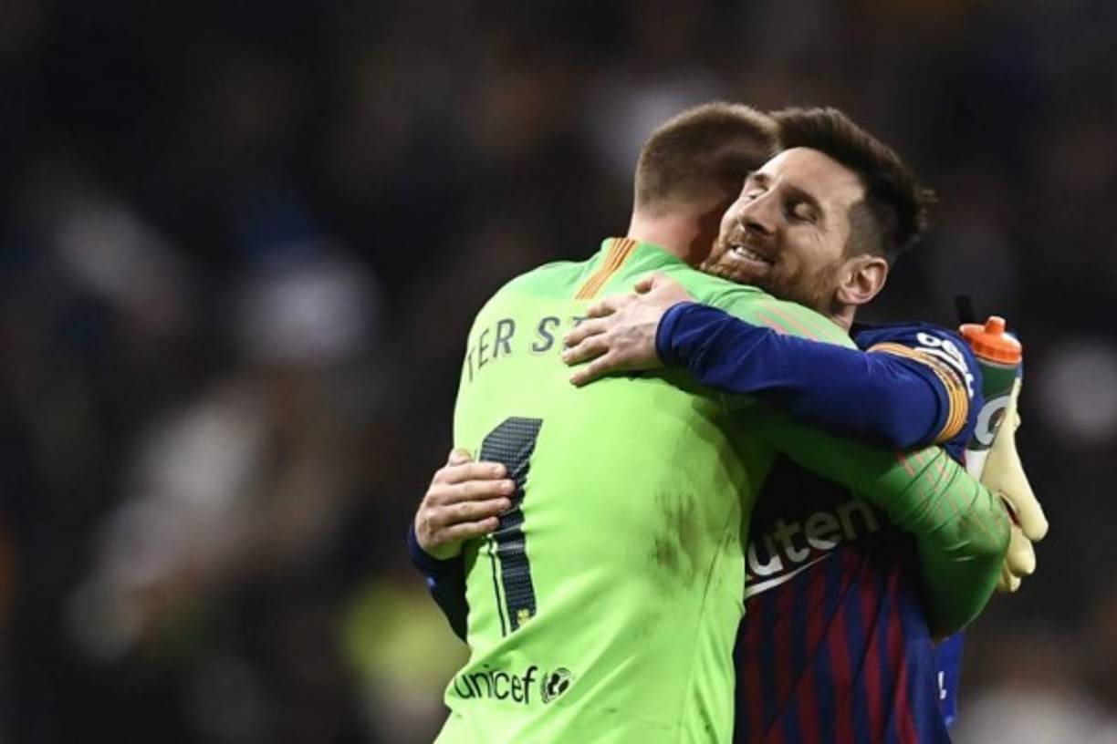 Tras el pitazo final, Messi abrazó a Ter Stegen, quien fue una de las figuras del Barcelona.