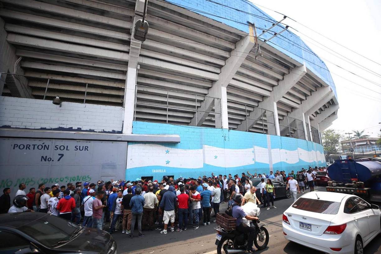 Las enormes filas en la búsqueda de un boleto se hicieron presente desde las 5 de la mañana. Y, a esta hora de la tarde, las colas se siguen acrecentando y no avanzan. 