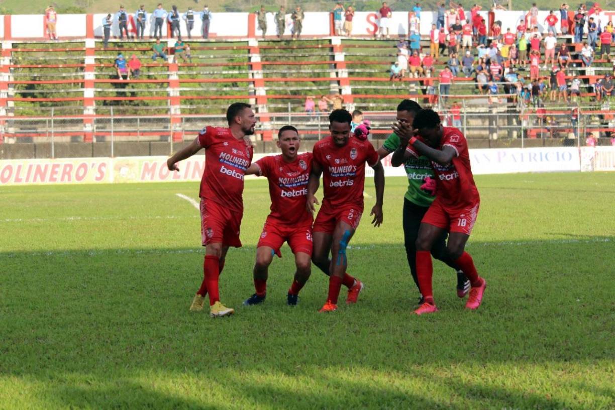 Los jugadores de la Real Sociedad celebrando el gol de la victoria contra el Motagua.