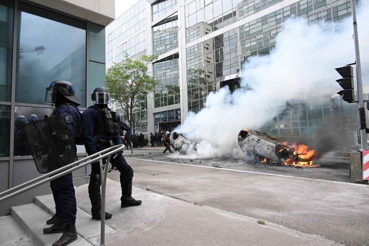 En la memoria colectiva de los franceses están los disturbios que estallaron en 2005 en los suburbios de las grandes ciudades, después que dos adolescentes perdieran la vida electrocutados cuando huían de la policía en Clichy-sous-Bois, al noreste de la capital.