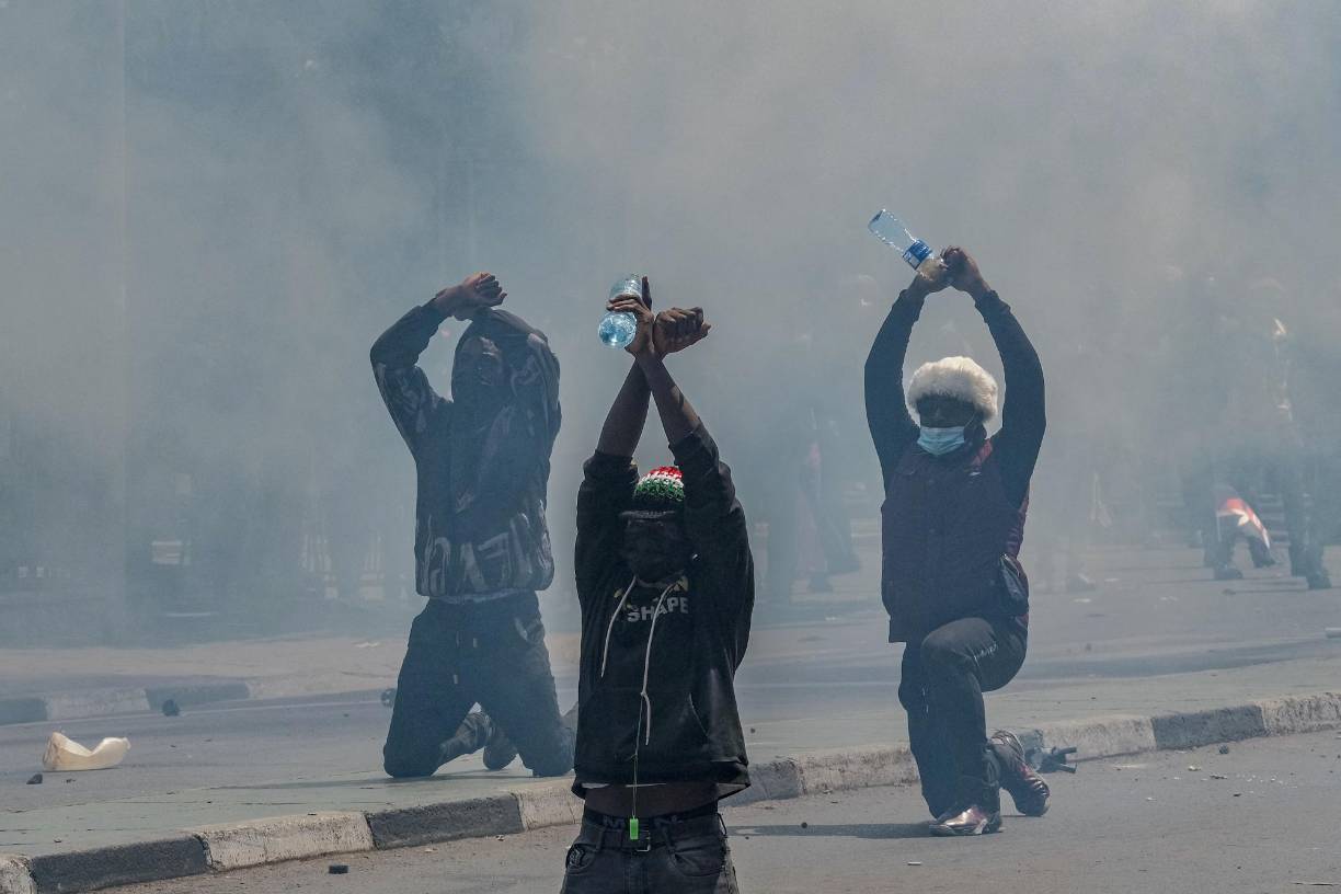 Lo que empezó en la mañana como una protesta pacífica de miles de jóvenes contra las subidas de impuestos en la capital keniana y en otras ciudades del país derivó en una batalla campal entre las fuerzas de seguridad y los manifestantes.