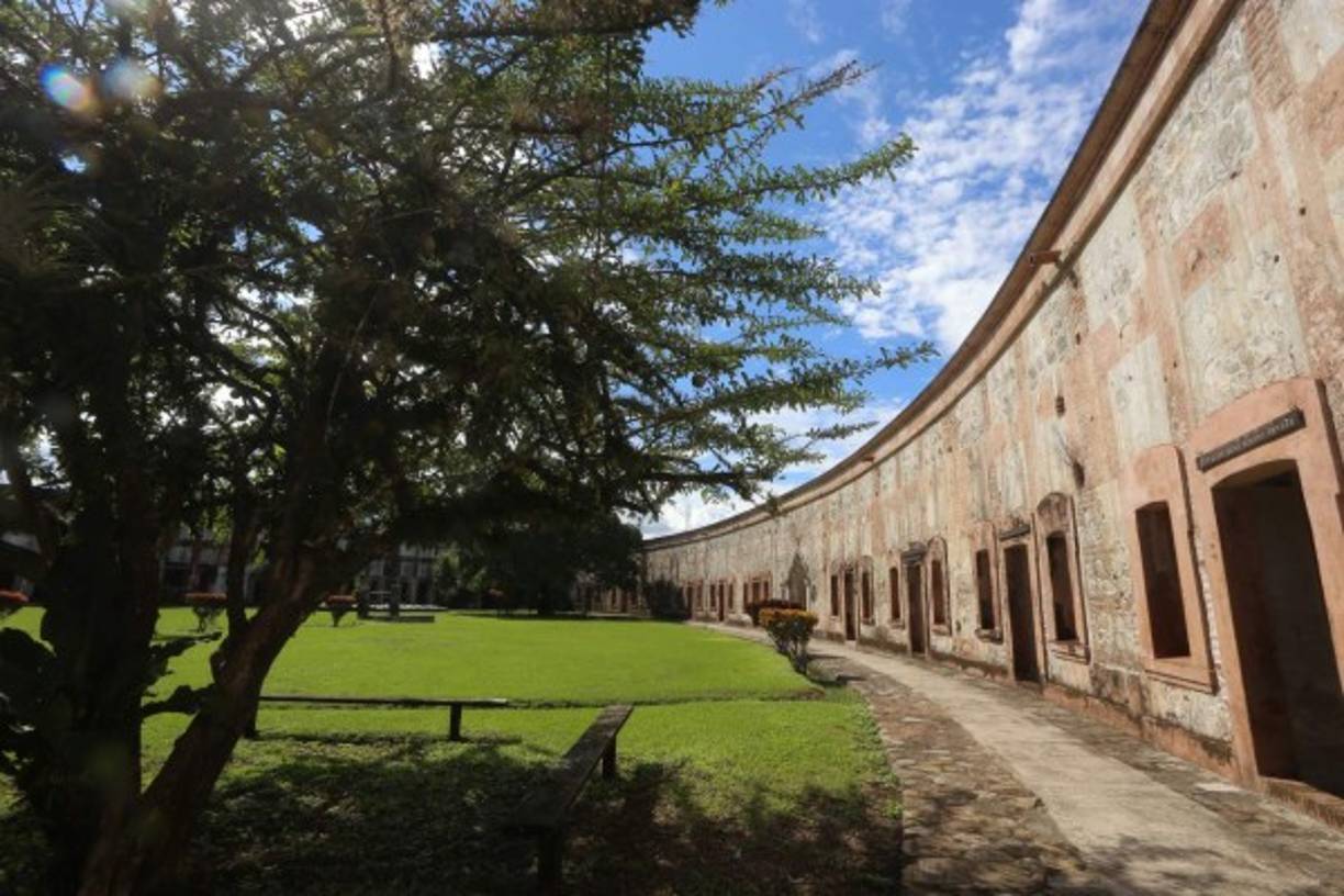 No deje de ir al mercado artesanal que está enfrente de la Fortaleza.