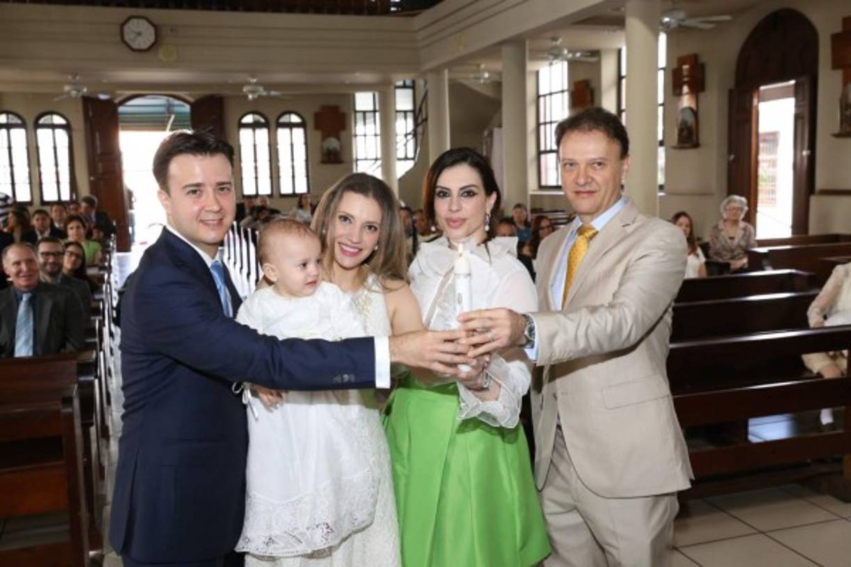 Christian Guevara, la bebé Arianna Sofía y Viviana Guevara, Karla Bueso Asfura y Javier Guevara.