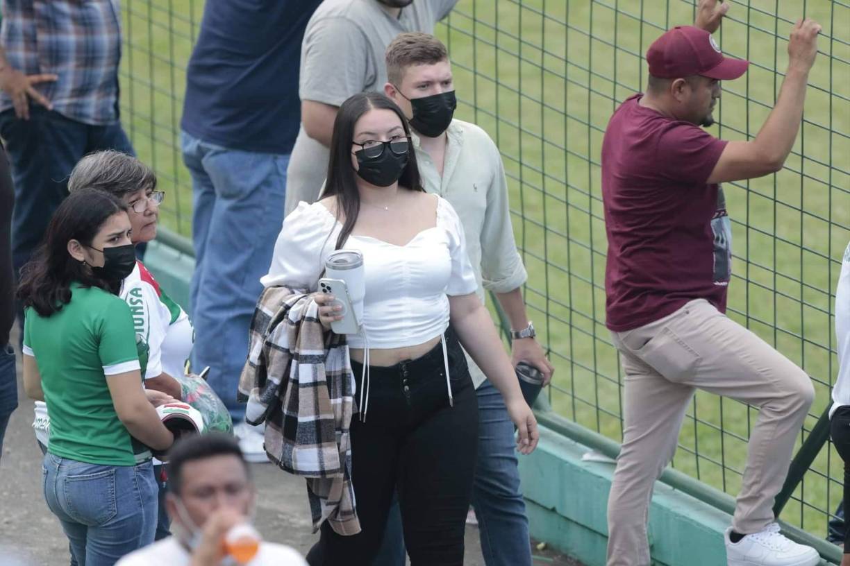La belleza de la mujer hondureño no podía faltar en los estadios.