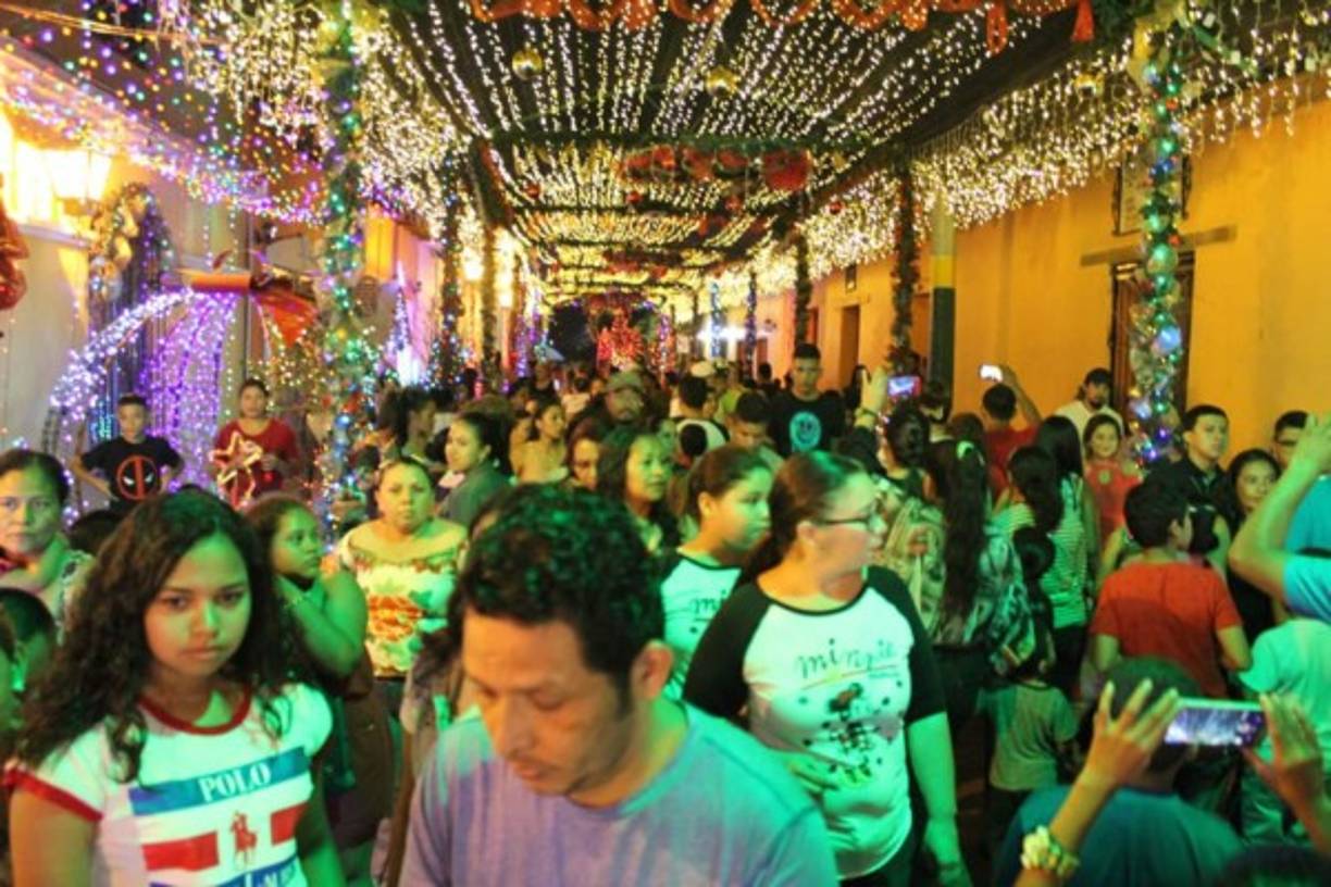 "Cada noche se abocan cientos de pobladores de Comayagua y alrededores a disfrutar de su Paseo Navideño que esta conformado de miles de luces multicolores."