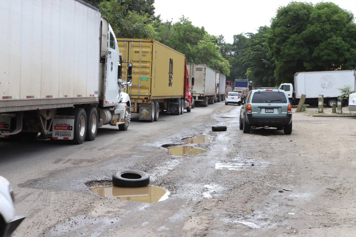 Los conductores deben hacer maniobras para no caer en los hoyos. En algunos lugares en donde el daño es evidente, han colocado algunas llantas para alertar a los conductores desprevenidos.