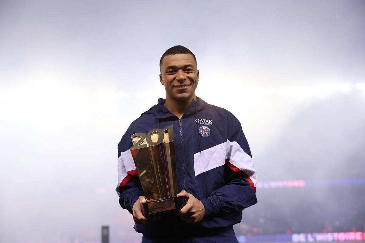 Al parecer, el francés Kylian Mbappé, máximo anotador del pasado Mundial, tendrá que esperar todavía un año para llevarse el Balón de Oro. 