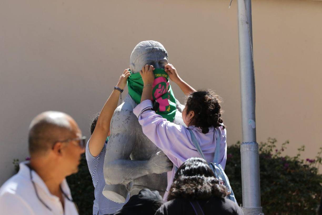 Protesta de mujeres en los bajos del Congreso Nacional. 