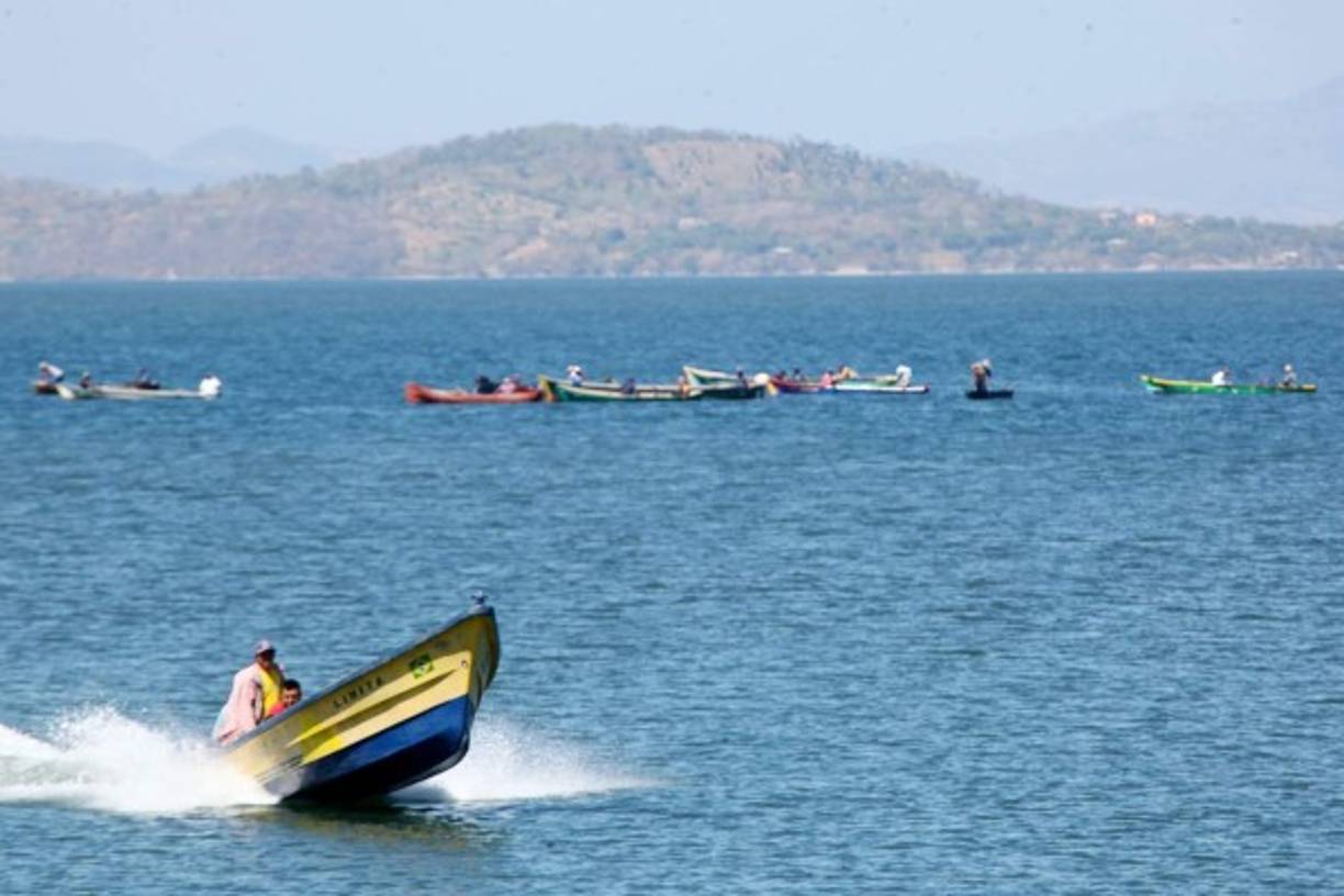 En Semana Santa centenares de turistas llegan hasta Amapala para disfrutar de la belleza.