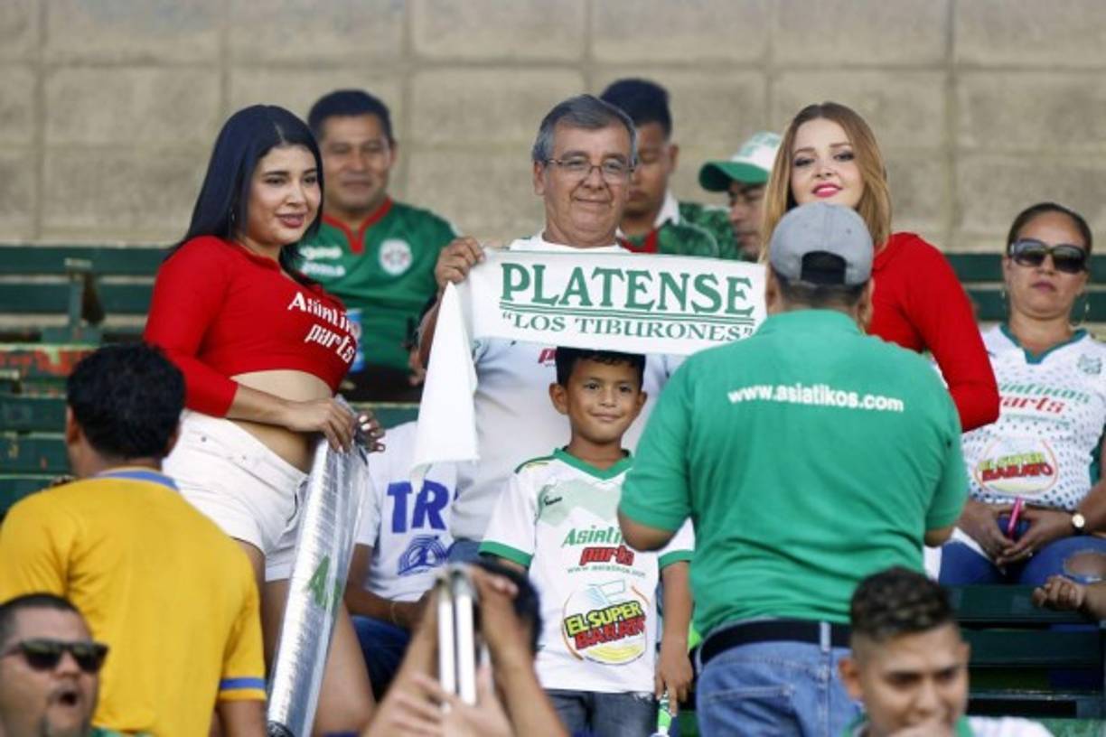 Aficionados pidieron fotografías a las bellas edecanes en el estadio Excélsior.