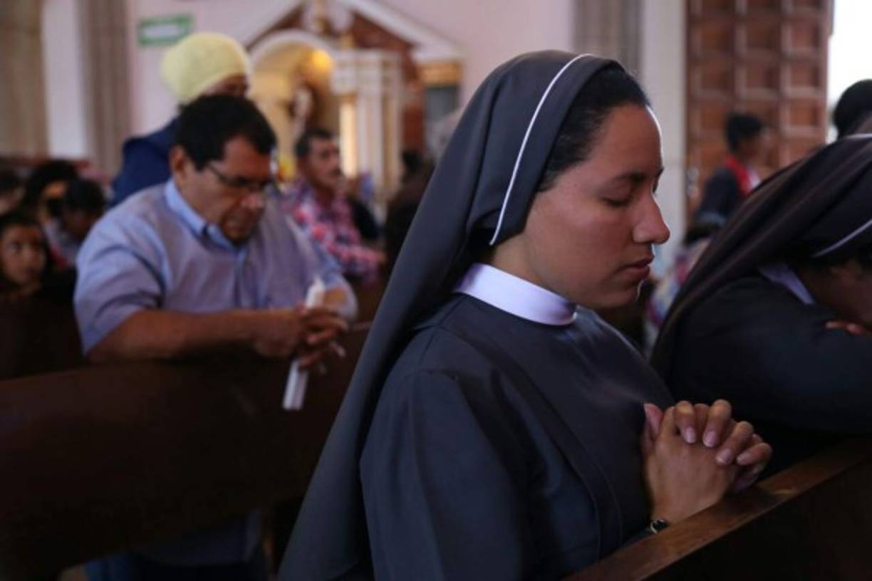 Una monja acude a venerar a la Santa María de Suyapa en la basílica de la Virgen de Suyapa en Tegucigalpa, Honduras.