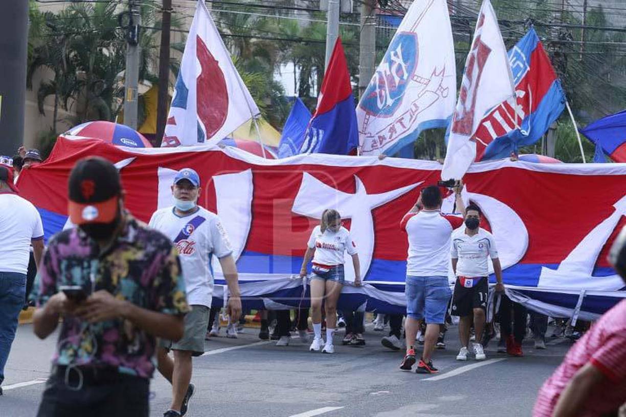 La Ultra Fiel, barra del Olimpia, llegó desde temprano al estadio Morazán y en los alrededores del estadio se vivió un espectacular ambiente.