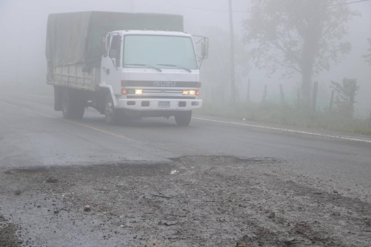 Entre Sensenti y El Portillo, departamento de Ocotepeque, hay enormes cráteres en una distancia de casi 30 kilómetros de carretera que es de flujo vial internacional.