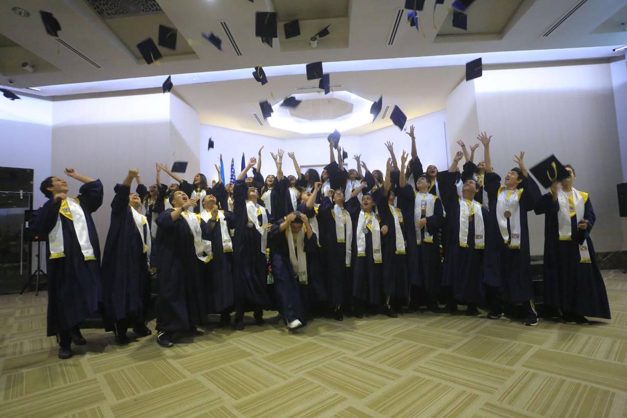 Además de recibir su titulación, los chicos fueron premiados con diplomas de reconocimiento a su excelencia académica, habilidades artísticas, perseverancia, valores morales, éticos, entre muchos otros aspectos.