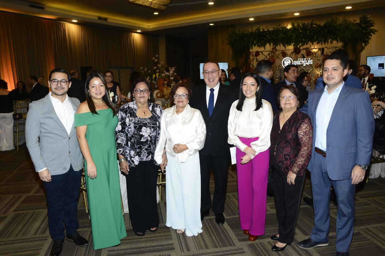 Elena Dubón fue acompañada por su familia. Fue una de las 25 nominadas al Premio Quetglas, sin lograr quedar entre los tres primeros, pero logrando el reconocimiento del público por su esfuerzo en pro de la salud en Honduras. 