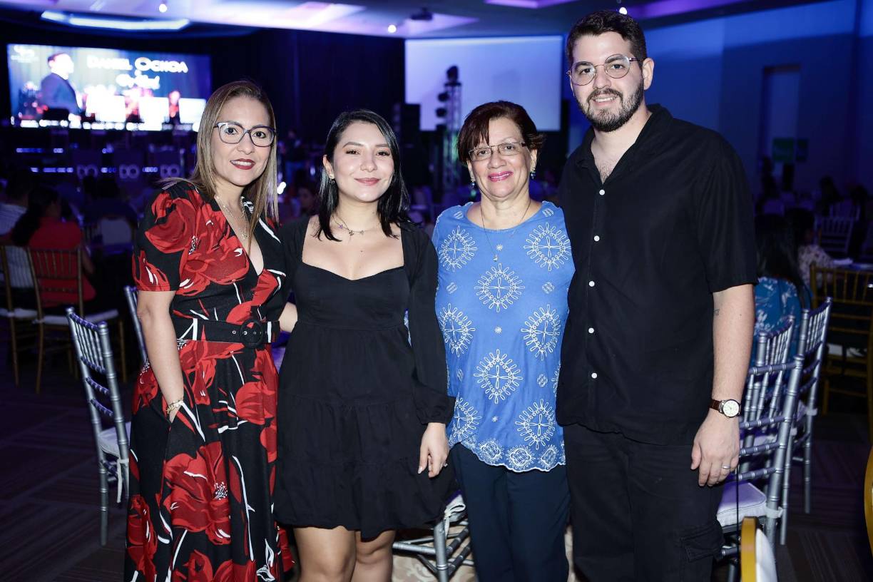 Lidia Oviedo, Ana de Urqúia, Ivonne Dacosta Gómez y Nery Urquía
