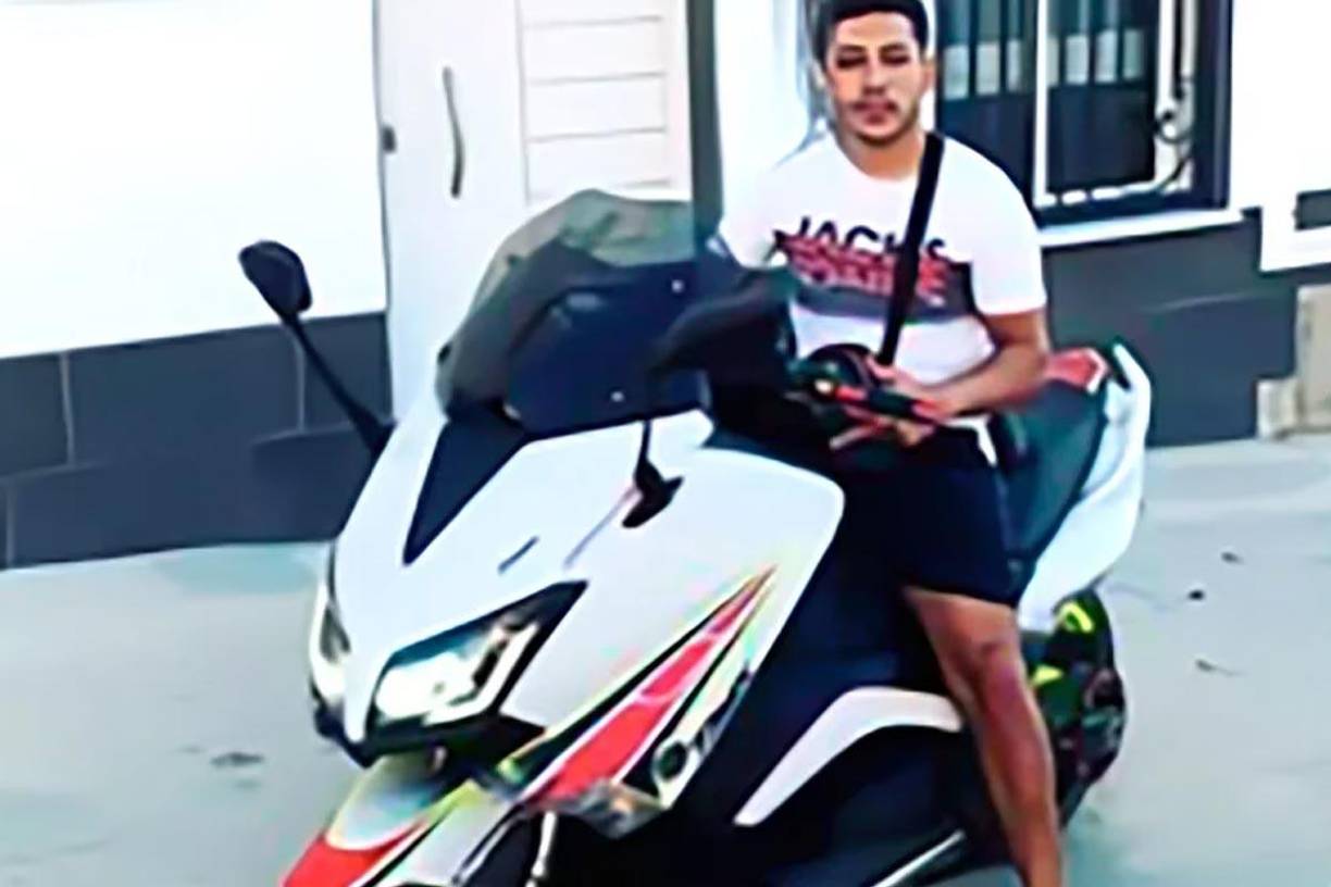  Cuentan que alardea de su dinero, que se le ve haciendo trombos con el coche por las calles y con motos de agua.