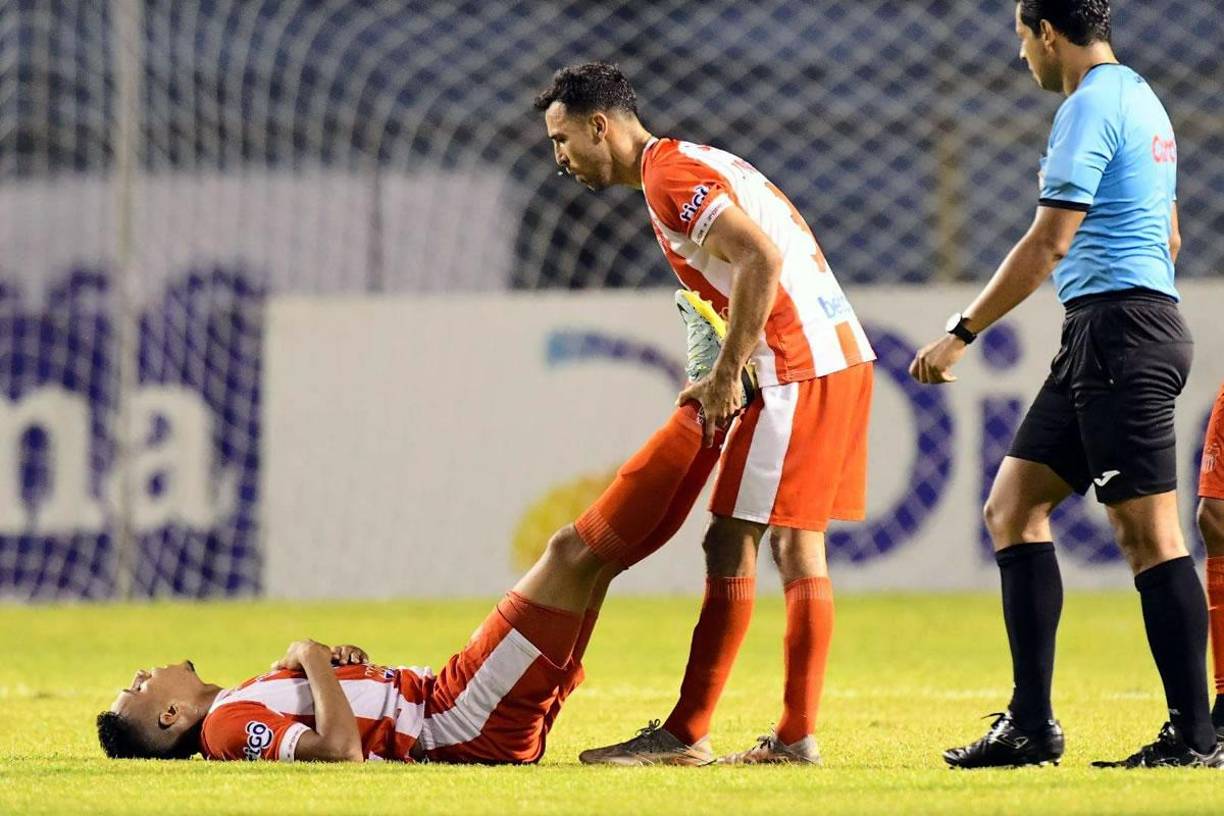 Jonathan Bornstein ayudando a un compañero.