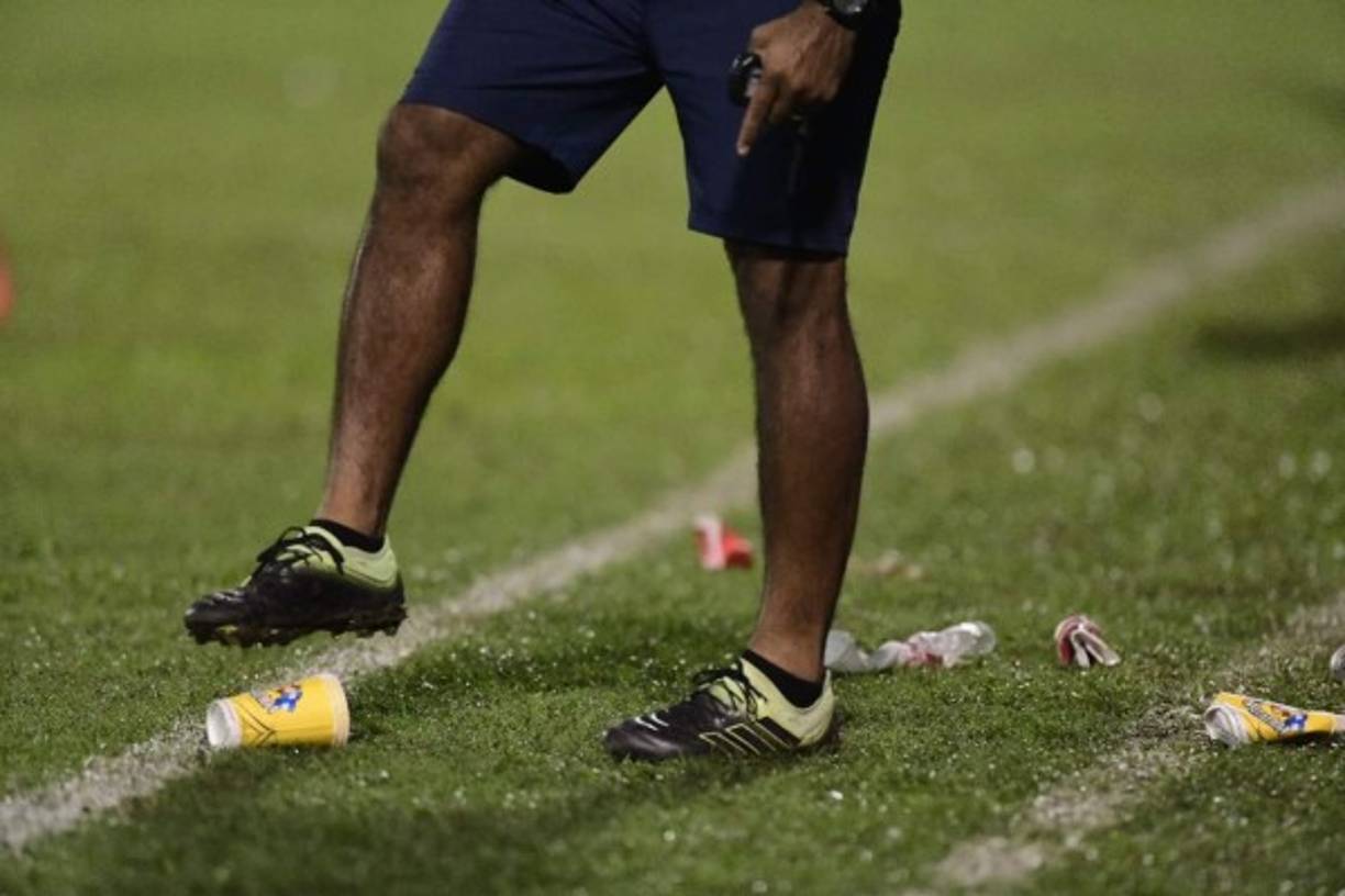 Vasos y latas de cerveza lanzaron al campo aficionados del Real España.