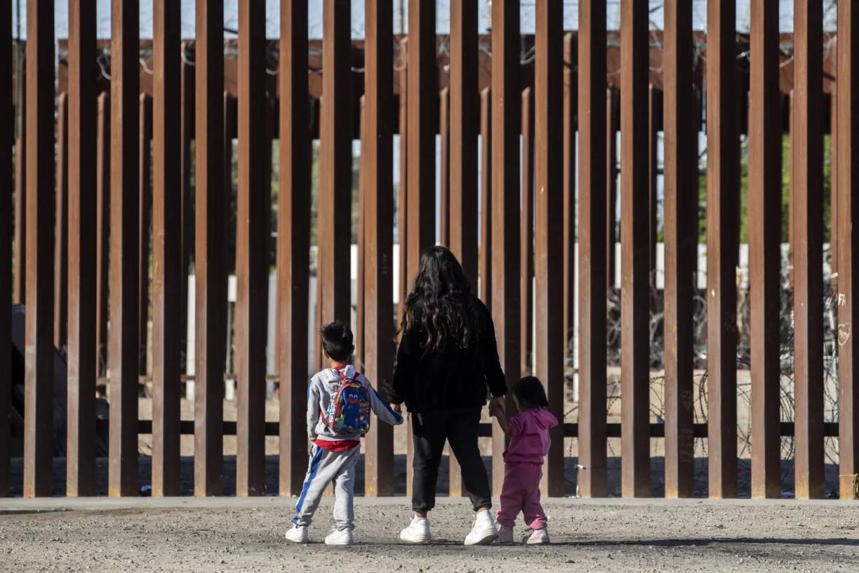 En virtud de esa iniciativa, los niños que cruzaban la frontera sur hacia Estados Unidos sin permiso legal eran separados de sus padres u otros adultos para que esas personas pudieran ser procesadas penalmente.