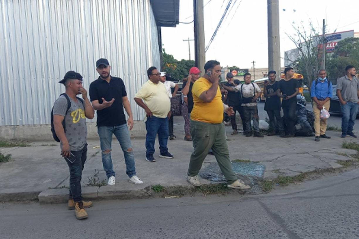 Testigos del accidente ayudaron a sacar a los heridos que viajaban en el bus rapidito.