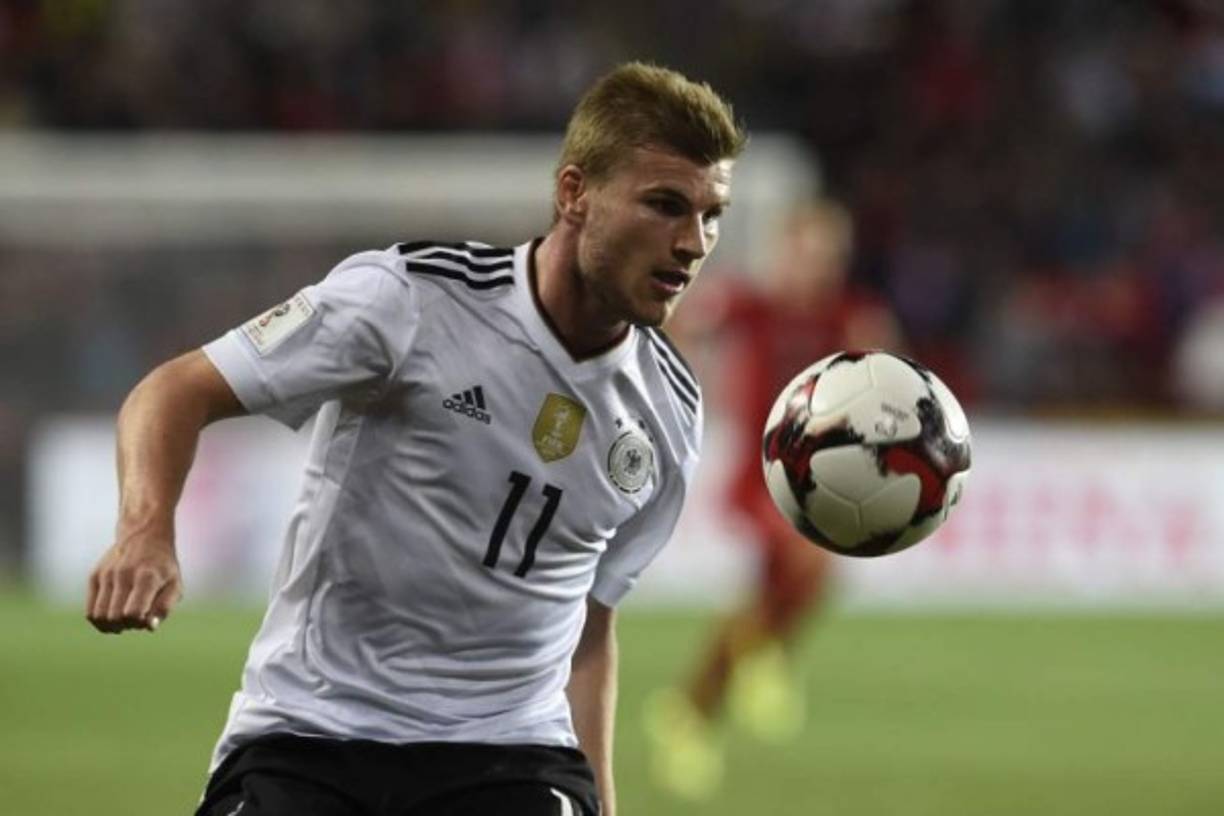 Timo Werner ha sido llamado en varias ocasiones para la selección de Alemania, además del Real Madrid, el Bayern Múnich lo pretende. Una de las cosas curiosas del atacante es que sufre de hiperacusia, por lo que no soporta el ruido de las aficiones rivales. En varias ocasiones ha pedido no ir a determinados juegos.