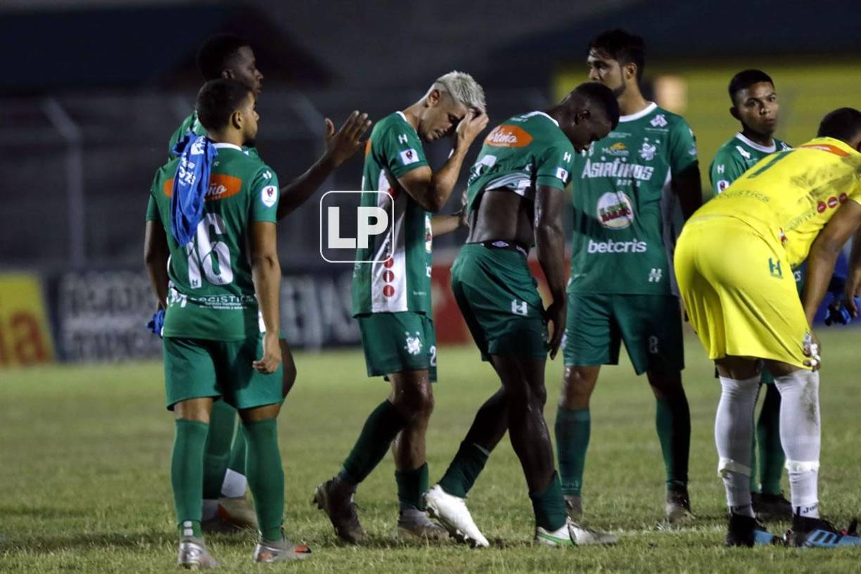 La tristeza embargó a los jugadores del Platense al final del partido en El Progreso.