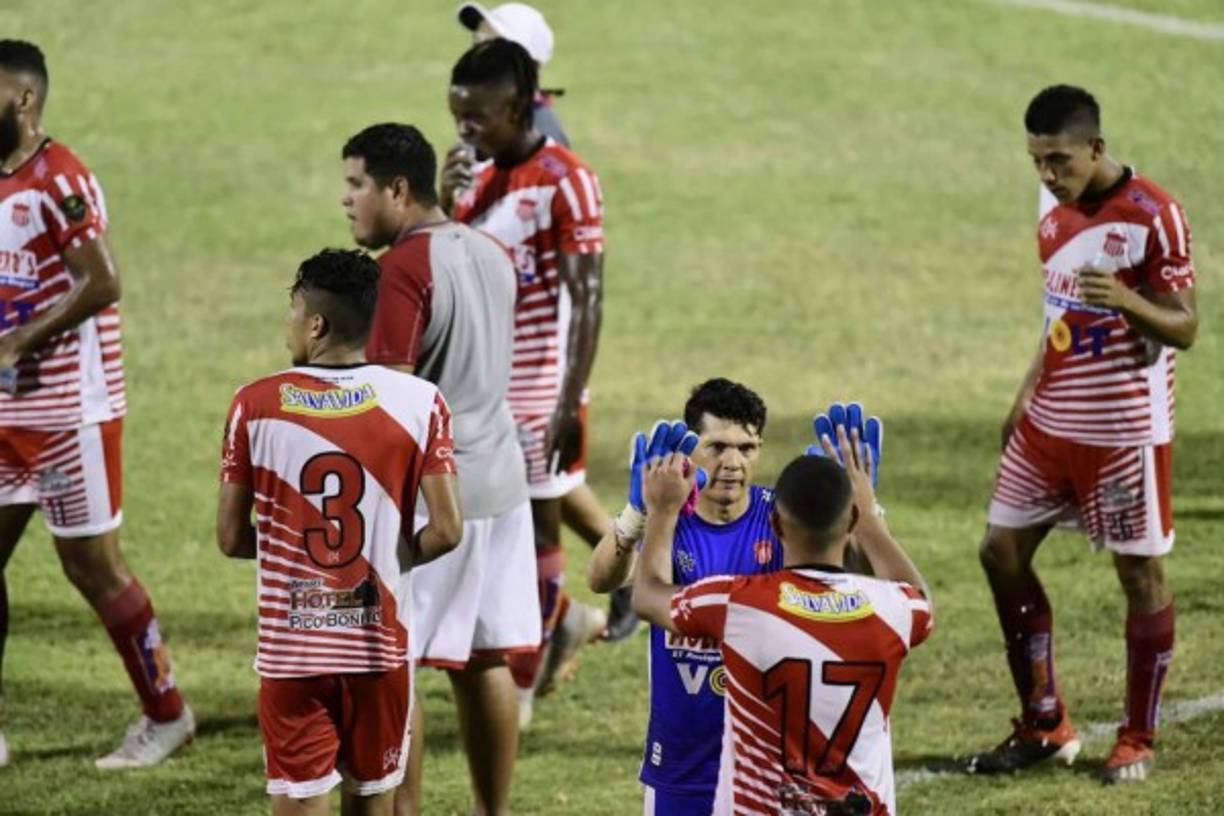 Los jugadores del Vida celebrando la victoria histórica que lograron contra el Real España en el Morazán.