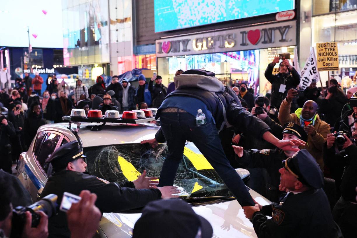  “Quienes buscan justicia no deberían recurrir a la violencia ni a la destrucción”, añadió. 