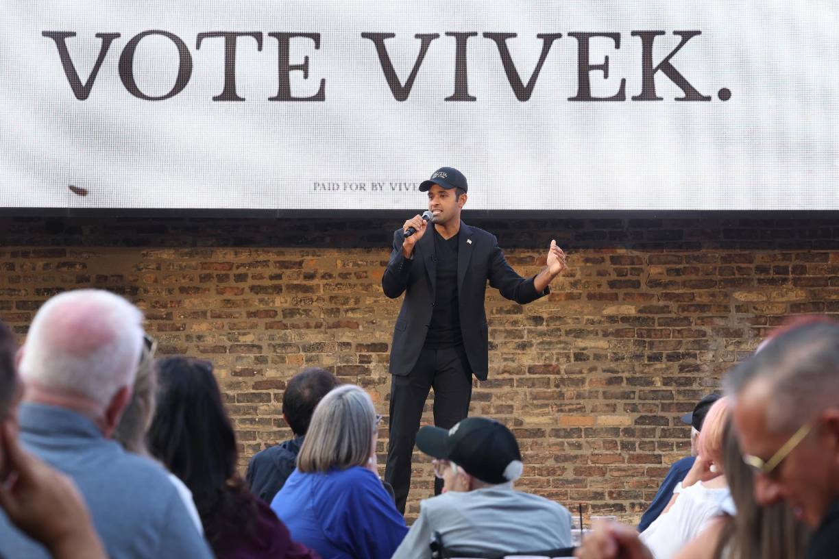 Hizo fortuna con la biotecnología, califica al activismo climático de “culto religioso” y su figura viene en ascenso: el aspirante a la Casa Blanca <b>Vivek</b> <b>Ramaswamy</b> está disfrutando de un momento dulce con una retórica provocativa que ha calentado las primarias republicanas y que espera lo lleve a la Presidencia de Estados Unidos.