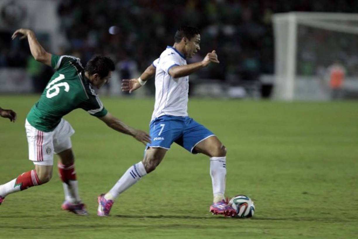 Emilio Izaguirre es seguido por Antonio Ríos.