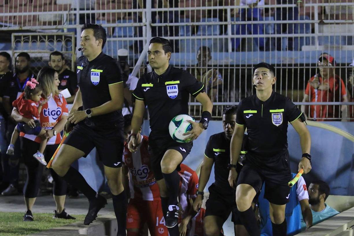 La cuarteta arbitral encabezada por Said Martínez saliendo a la cancha del estadio Ceibeño.