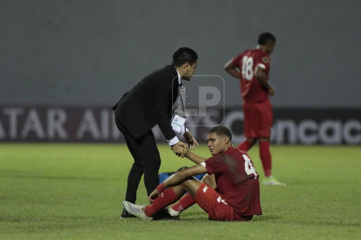 El entrenador Luis Alvarado se llevó los aplausos con el gesto de ir a consolar a los jugadores de la Sub-20 de Panamá. 