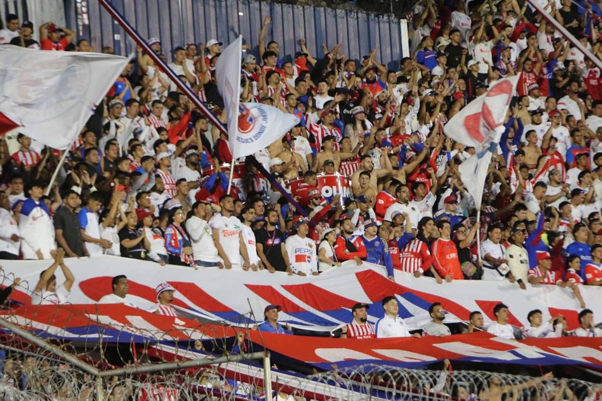 Los hinchas olimpistas no dejaron de alentar a su equipo durante todo el partido.