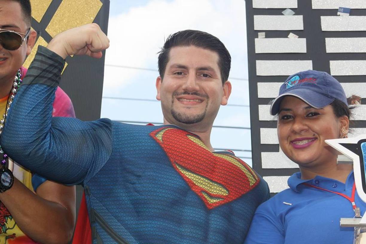 El alcalde Bader Dip cuando salia en carrozas como superhéroe. 