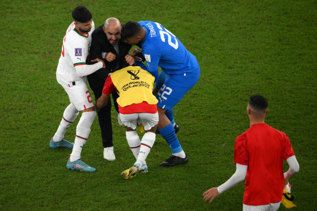 Los jugadores de Marruecos fueron en búsqueda de su entrenador para festejar el pase.