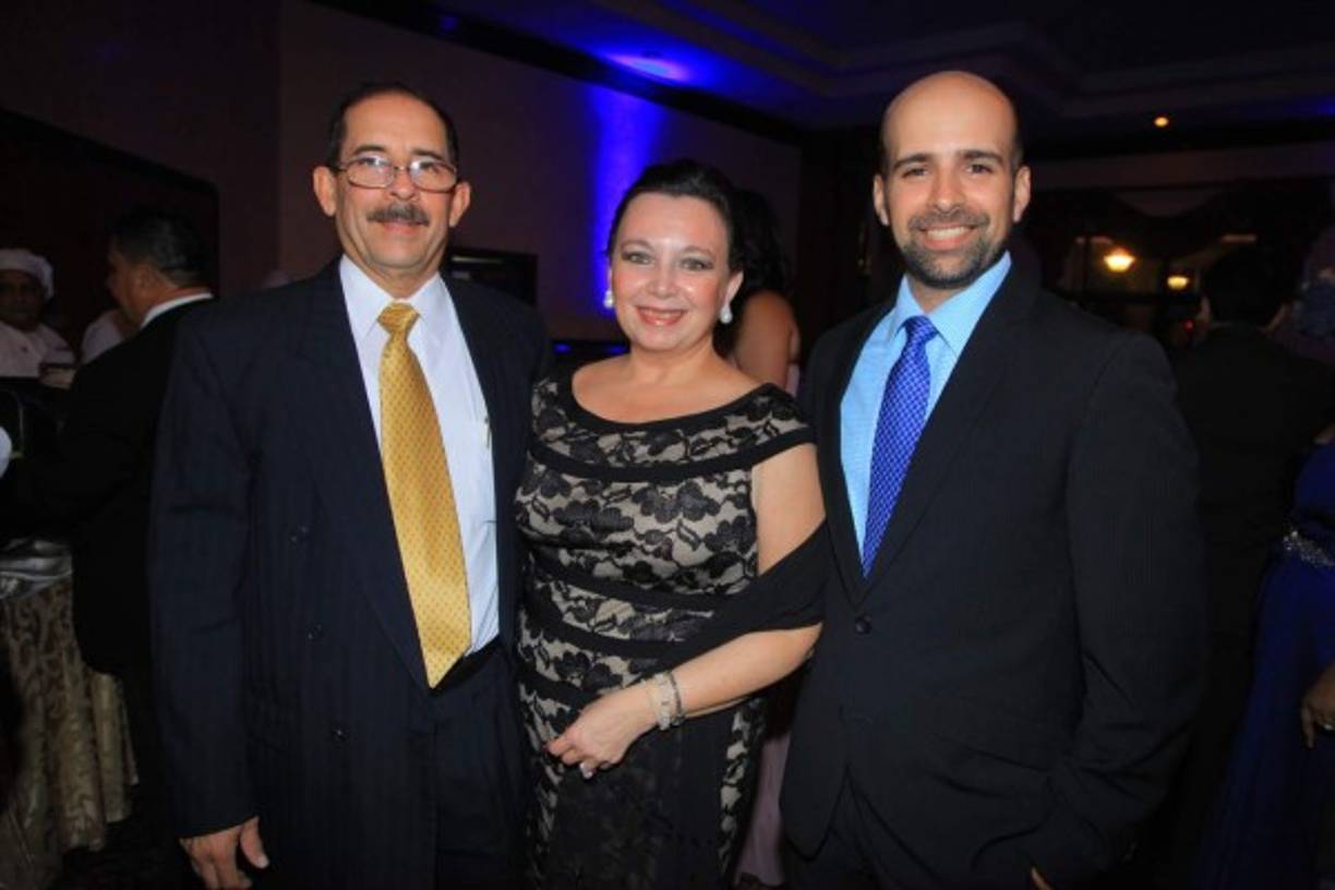 Roberto, Martha y Roberto Calderón
