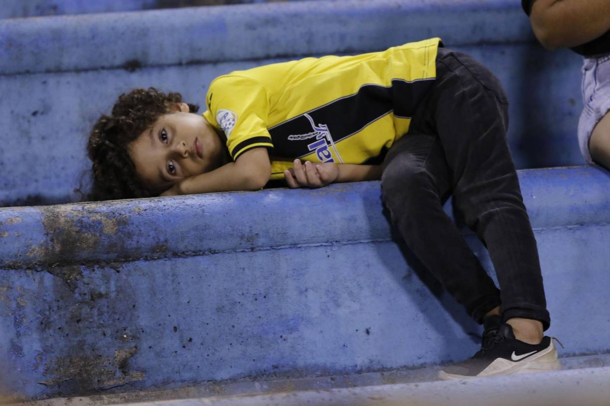 ¿Descripción gráfica del partido? Este pequeño aficionado se robó la atención de las cámaras de Grupo OPSA durante el encuentro.