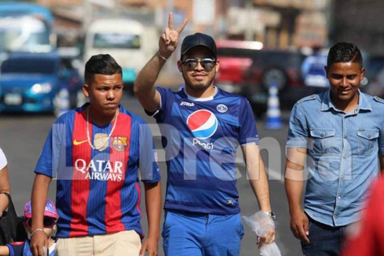 Aficionados del Motagua en las fueras del estadio.