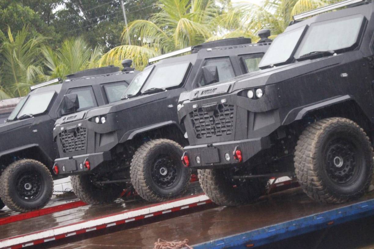 Estos vehículos blindados también están equipados con cuatro puntos de comando móvil, que permitirán un despliegue efectivo a nivel nacional, especialmente en eventos masivos, garantizando una vigilancia más eficiente y un control preventivo.