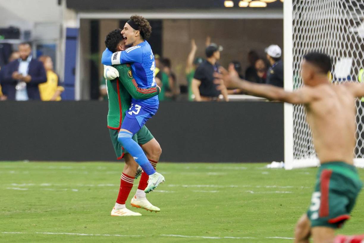 Los jugadores mexicanos celebrando la victoria tras el pitazo final del partido.