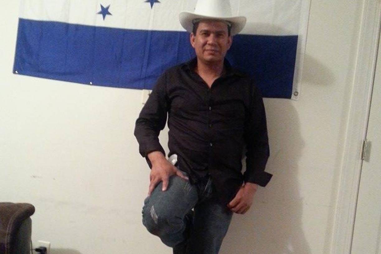 Ella le arrebató el teléfono a su esposo y comenzó a discutir con él sobre infidelidades pasadas. 