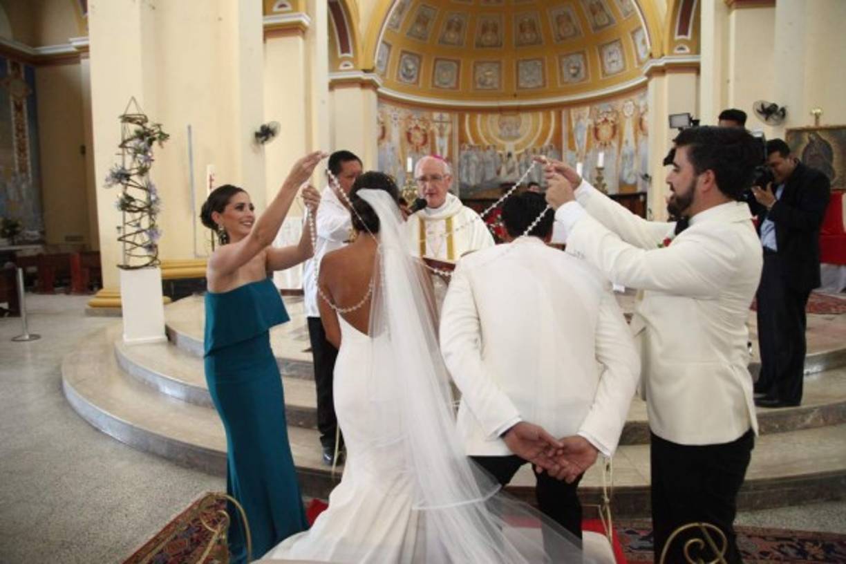 Los novios lucían perfectos ante el altar.