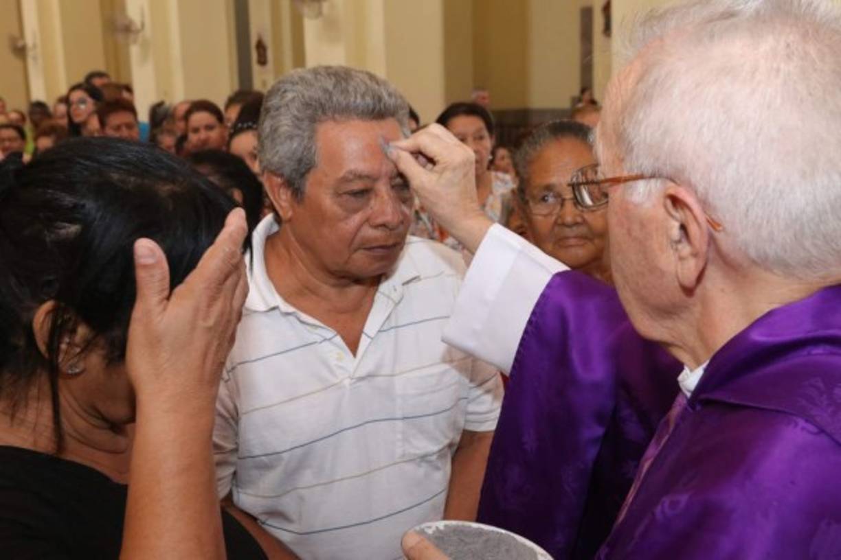 Una feligrés participa del inicio de la Cuaresma.